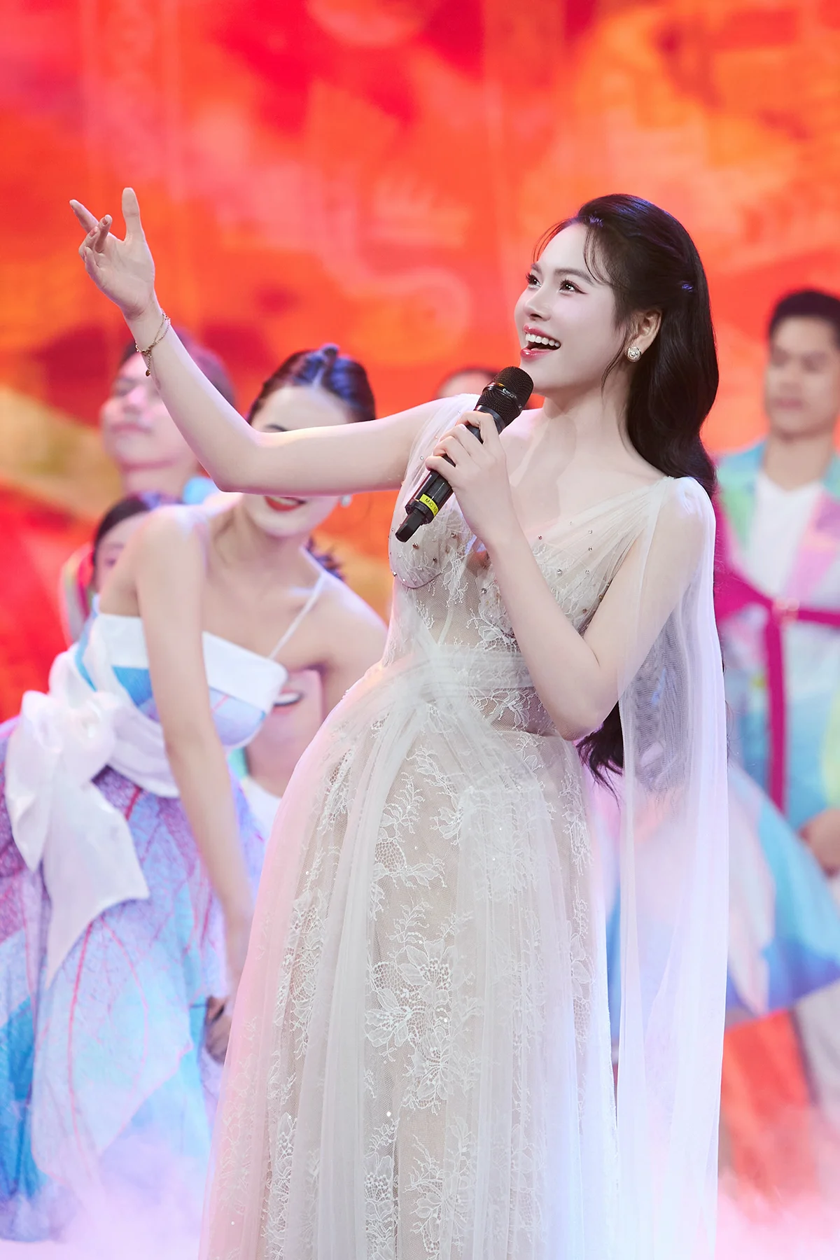 Ngoại hình xinh đẹp của ca sĩ Đoàn Linh