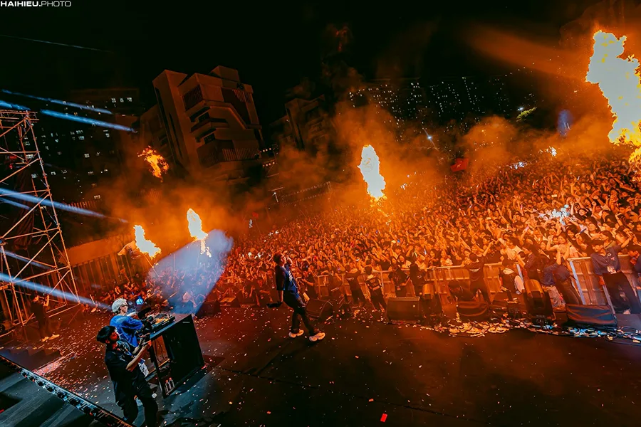 DJ Kaiz cháy trên sân khấu với hàng nghìn khán giả