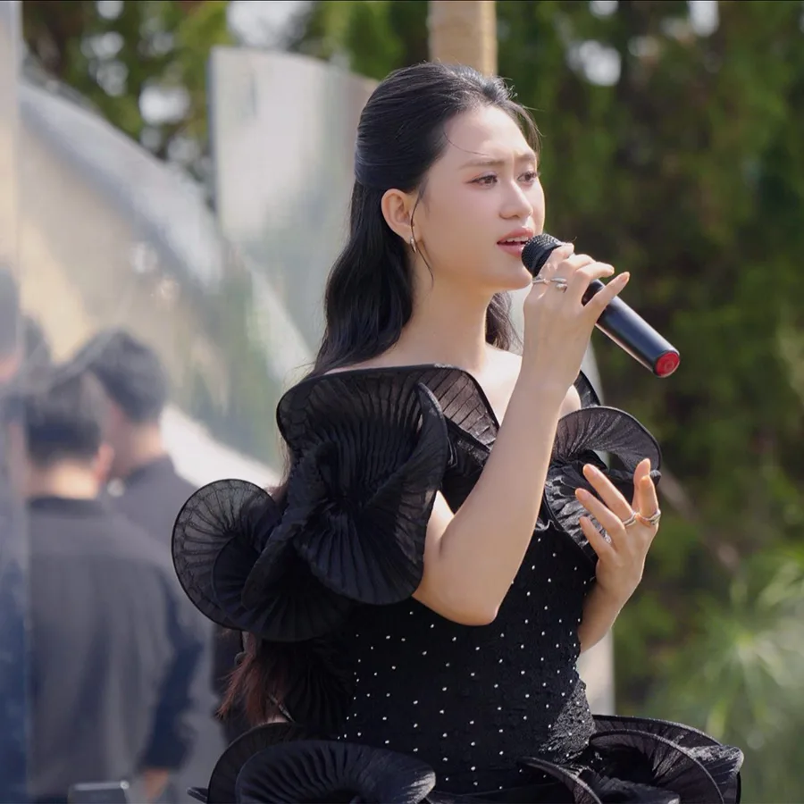 Nữ ca sĩ tập trung truyền tải cảm xúc Nữ ca sĩ tập trung truyền tải cảm xúc